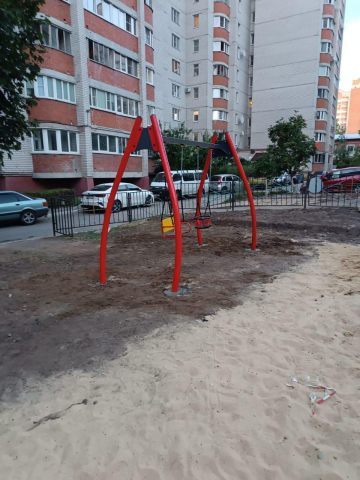 Установка детских качелей возле новостройки 2024